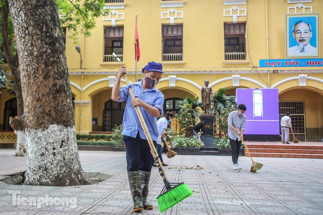 Trường học Hà Nội hối hả dọn vệ sinh, đón học sinh đi học trở lại ảnh 6