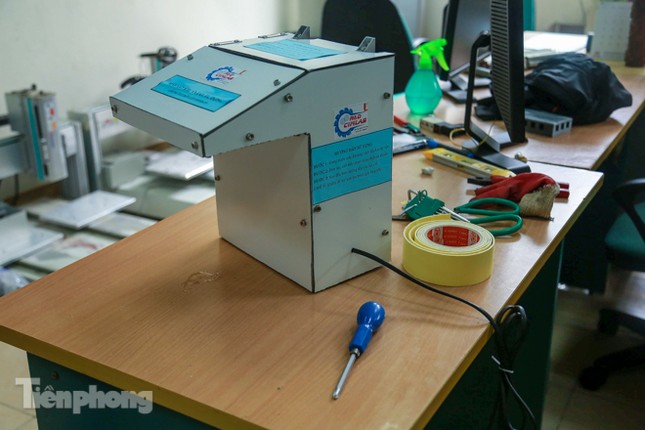 Phòng Covid-19, sinh viên Bách Khoa chế thành công máy rửa tay diệt khuẩn tự động ảnh 1