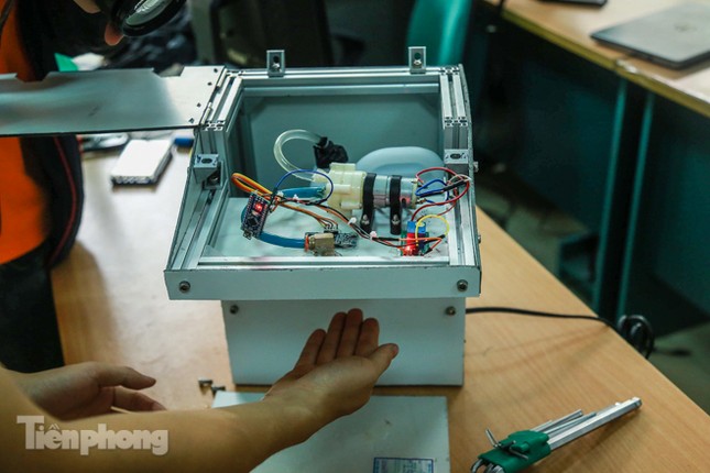 Phòng Covid-19, sinh viên Bách Khoa chế thành công máy rửa tay diệt khuẩn tự động ảnh 3