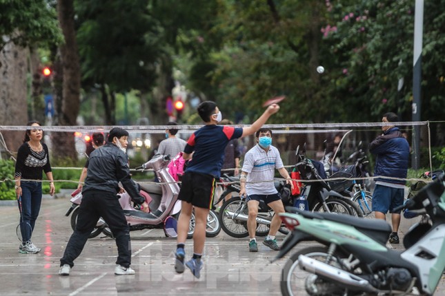Hà Nội trước giờ 'cách ly toàn xã hội' ảnh 12