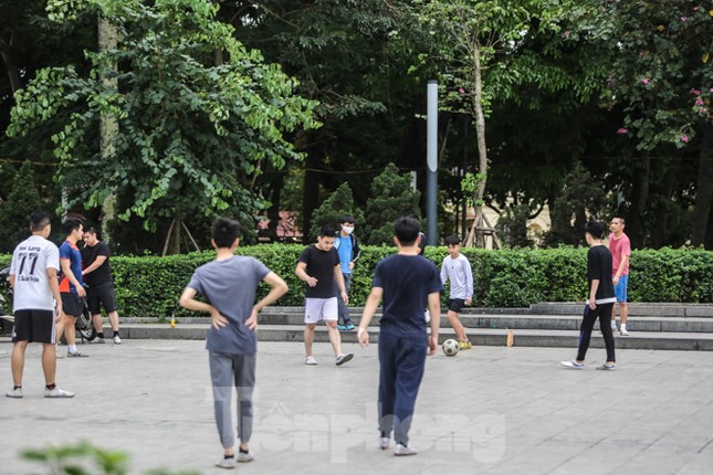 Hà Nội trước giờ 'cách ly toàn xã hội' ảnh 13