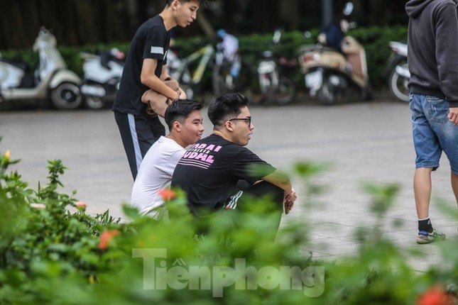 Hà Nội trước giờ 'cách ly toàn xã hội' ảnh 14