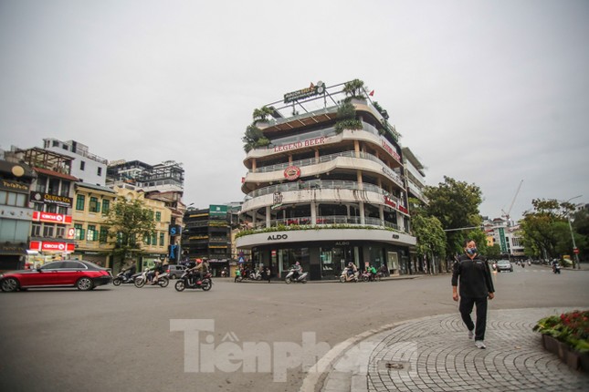 Hà Nội trước giờ 'cách ly toàn xã hội' ảnh 16