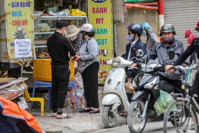 Hà Nội trước giờ 'cách ly toàn xã hội' ảnh 2