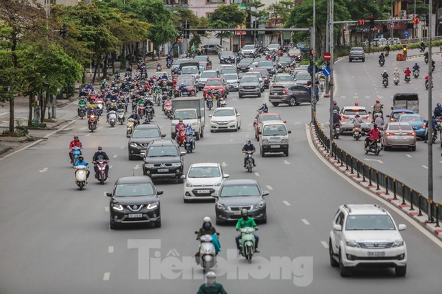 Hà Nội trước giờ 'cách ly toàn xã hội' ảnh 4