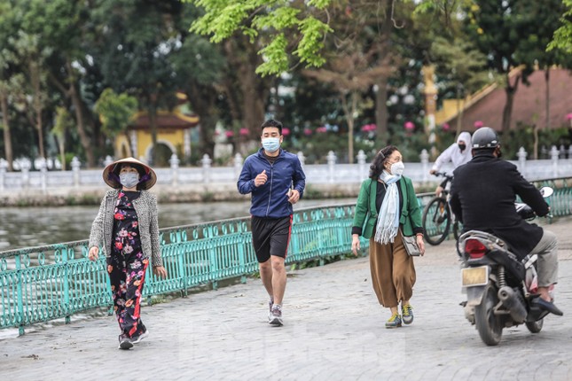 Hà Nội trước giờ 'cách ly toàn xã hội' ảnh 8