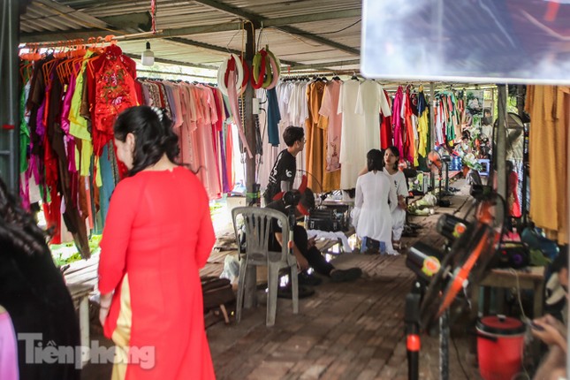 Hốt 'bạc triệu' mỗi ngày trong mùa sen Hồ Tây ảnh 4