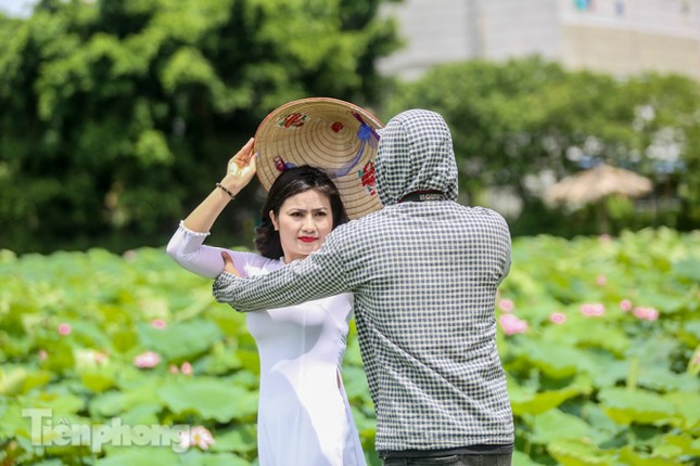 Hốt 'bạc triệu' mỗi ngày trong mùa sen Hồ Tây ảnh 11