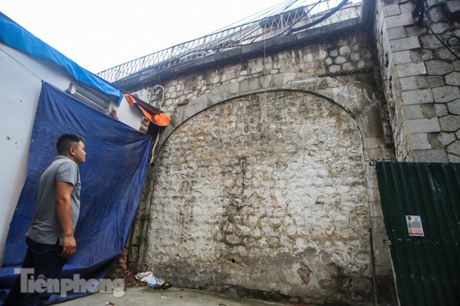 Bắt đầu đục thông tiếp 5 vòm cầu đá ‘trăm tuổi’ trên phố Phùng Hưng ảnh 13