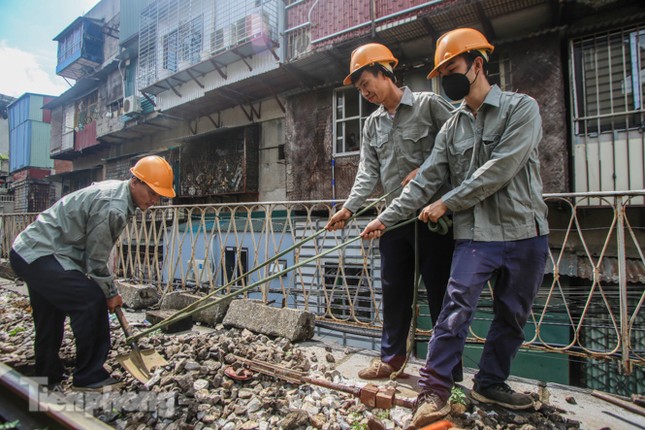 Bắt đầu đục thông tiếp 5 vòm cầu đá ‘trăm tuổi’ trên phố Phùng Hưng ảnh 4