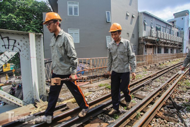 Bắt đầu đục thông tiếp 5 vòm cầu đá ‘trăm tuổi’ trên phố Phùng Hưng ảnh 8