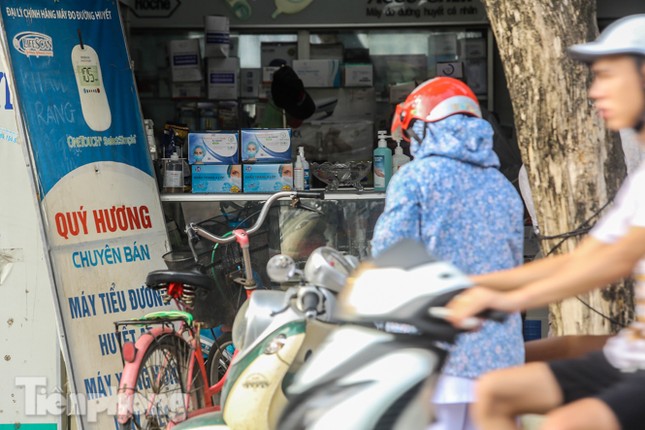 Phố thuốc lớn nhất Hà Nội thưa vắng trước 'lệnh' đeo khẩu trang nơi công cộng ảnh 6
