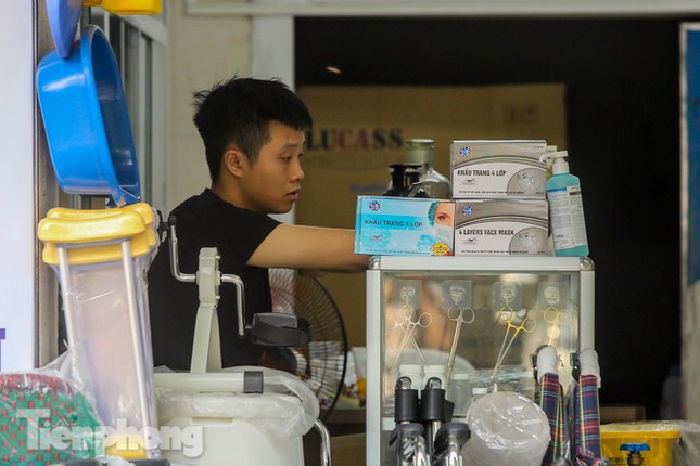 Phố thuốc lớn nhất Hà Nội thưa vắng trước 'lệnh' đeo khẩu trang nơi công cộng ảnh 8