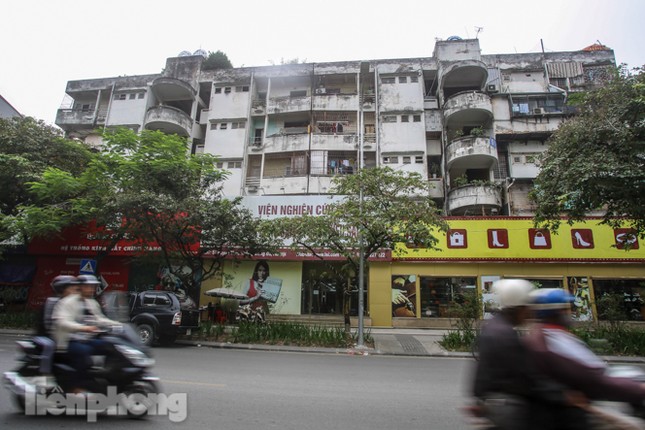Tận thấy khu chung cư trước nguy cơ sập đổ ở giữa Thủ đô ảnh 1