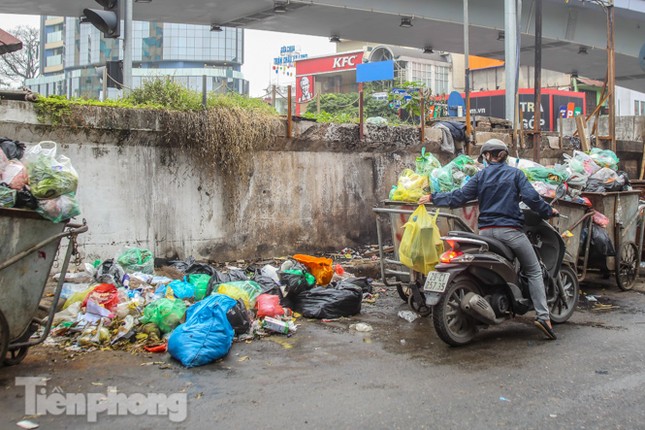 Công nhân trở lại dọn dẹp, nhiều phố Hà Nội vẫn chất đầy rác ảnh 15