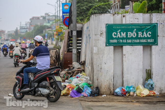 Công nhân trở lại dọn dẹp, nhiều phố Hà Nội vẫn chất đầy rác ảnh 16