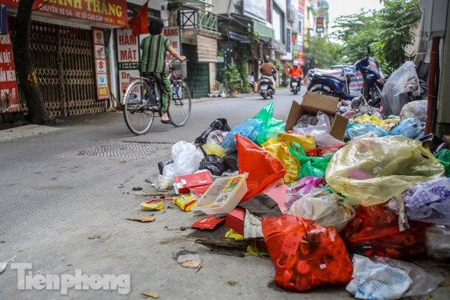 Công nhân trở lại dọn dẹp, nhiều phố Hà Nội vẫn chất đầy rác ảnh 2