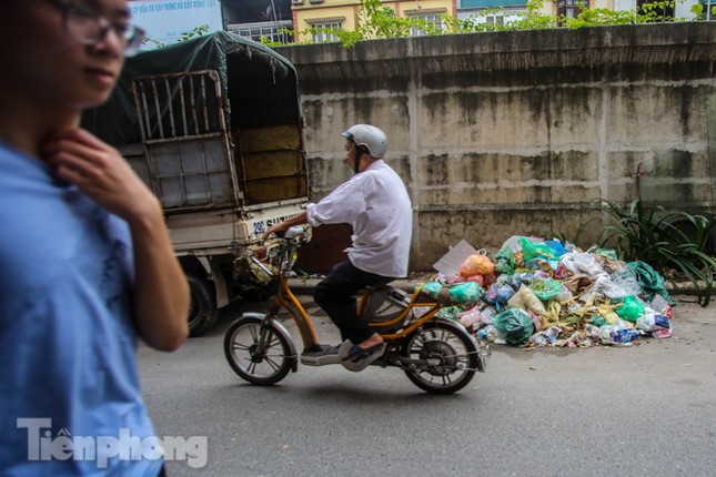 Công nhân trở lại dọn dẹp, nhiều phố Hà Nội vẫn chất đầy rác ảnh 4