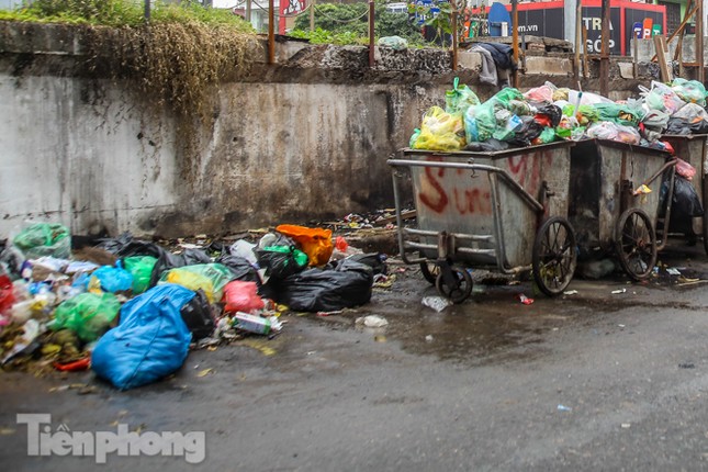 Công nhân trở lại dọn dẹp, nhiều phố Hà Nội vẫn chất đầy rác ảnh 7