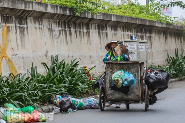 Công nhân trở lại dọn dẹp, nhiều phố Hà Nội vẫn chất đầy rác ảnh 13