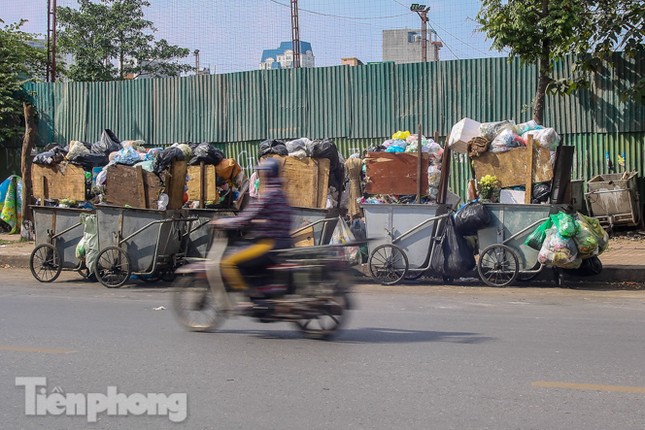 Gần Tết Dương lịch, nhiều tuyến phố Hà Nội lại ngập rác ảnh 1