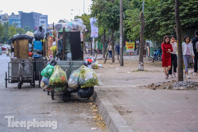 Gần Tết Dương lịch, nhiều tuyến phố Hà Nội lại ngập rác ảnh 2