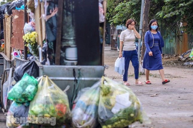 Gần Tết Dương lịch, nhiều tuyến phố Hà Nội lại ngập rác ảnh 3