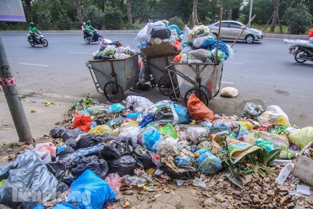 Gần Tết Dương lịch, nhiều tuyến phố Hà Nội lại ngập rác ảnh 7