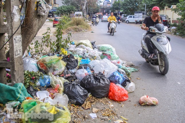 Gần Tết Dương lịch, nhiều tuyến phố Hà Nội lại ngập rác ảnh 8