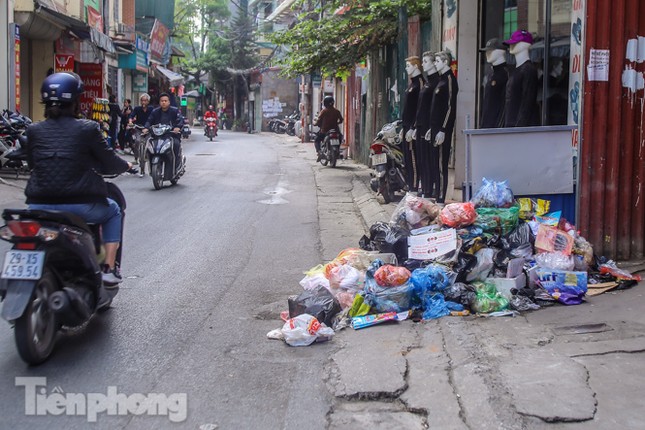 Gần Tết Dương lịch, nhiều tuyến phố Hà Nội lại ngập rác ảnh 9
