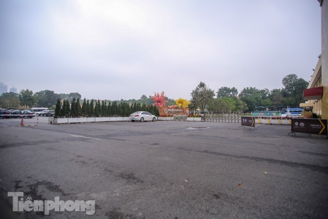 Di tích, đền chùa Hà Nội vắng lặng trong ngày mở lại ảnh 12