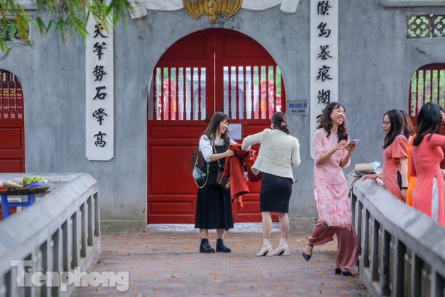 Di tích, đền chùa Hà Nội vắng lặng trong ngày mở lại ảnh 18
