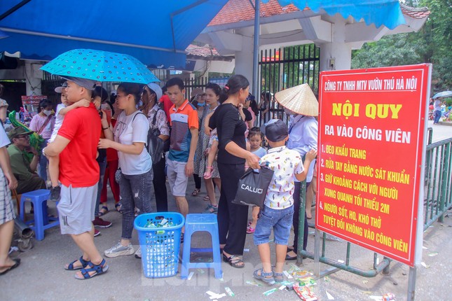 Chen chân ở vườn thú Hà Nội ngày nghỉ lễ Giỗ Tổ ảnh 1