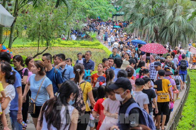 Chen chân ở vườn thú Hà Nội ngày nghỉ lễ Giỗ Tổ ảnh 13