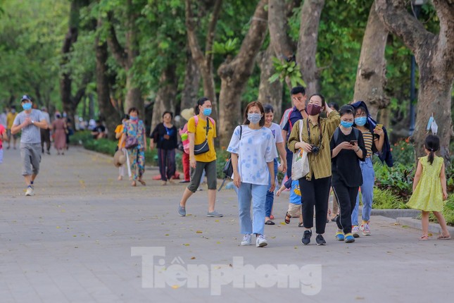 Chen chân ở vườn thú Hà Nội ngày nghỉ lễ Giỗ Tổ ảnh 16