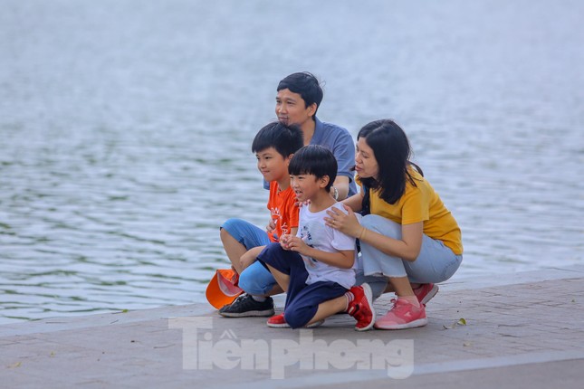 Chen chân ở vườn thú Hà Nội ngày nghỉ lễ Giỗ Tổ ảnh 17