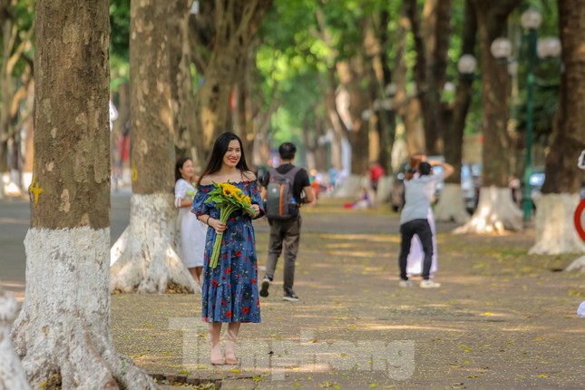 Chen chân ở vườn thú Hà Nội ngày nghỉ lễ Giỗ Tổ ảnh 18