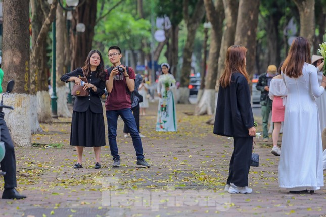 Chen chân ở vườn thú Hà Nội ngày nghỉ lễ Giỗ Tổ ảnh 19
