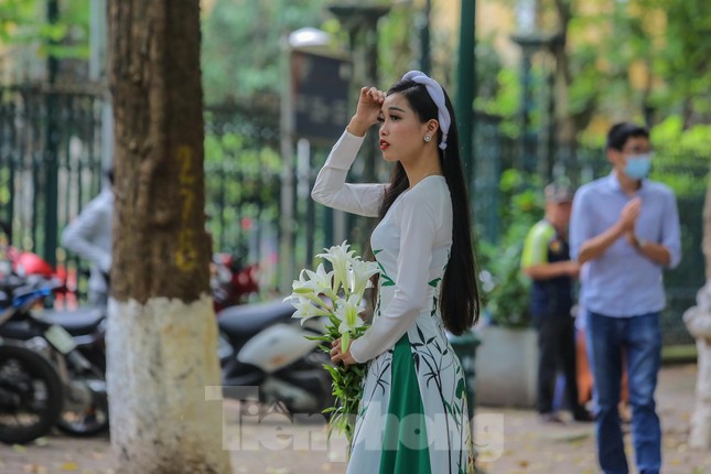 Chen chân ở vườn thú Hà Nội ngày nghỉ lễ Giỗ Tổ ảnh 21
