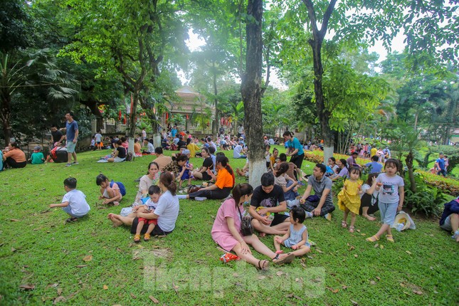 Chen chân ở vườn thú Hà Nội ngày nghỉ lễ Giỗ Tổ ảnh 7