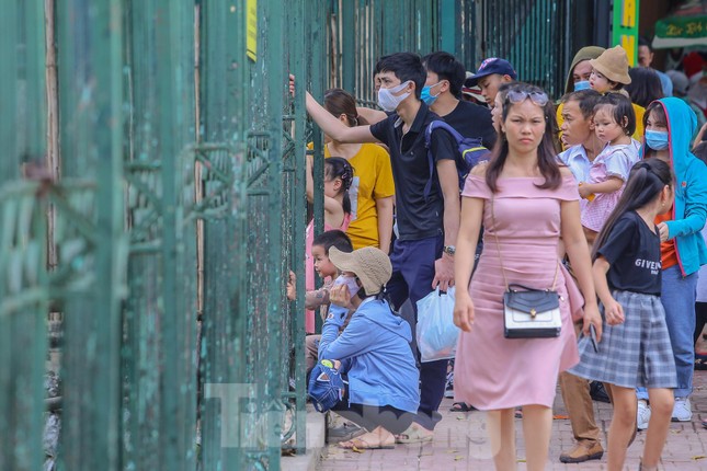 Chen chân ở vườn thú Hà Nội ngày nghỉ lễ Giỗ Tổ ảnh 9