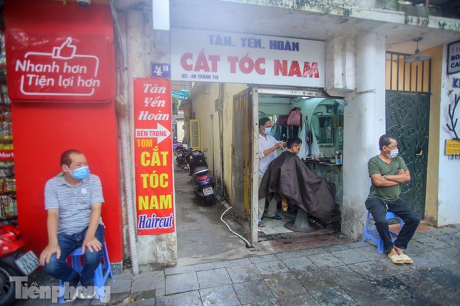 Người dân Hà Nội đổ xô đi cắt tóc trước lệnh đóng cửa tiệm ảnh 1