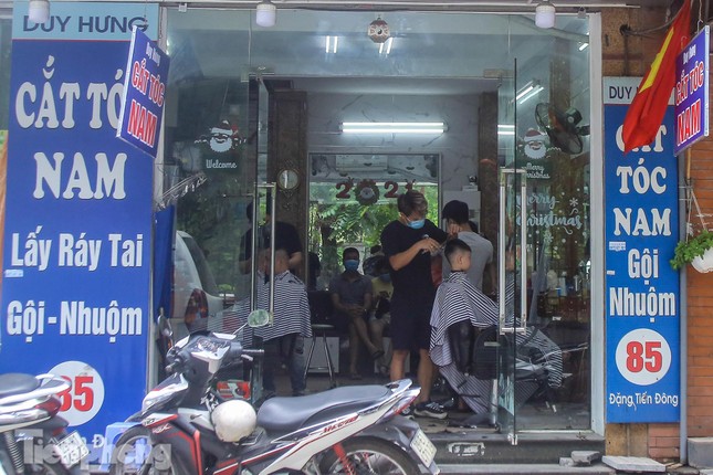 Người dân Hà Nội đổ xô đi cắt tóc trước lệnh đóng cửa tiệm ảnh 12