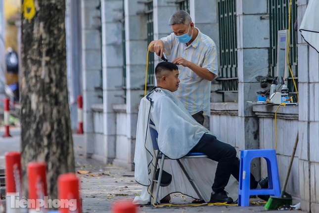 Người dân Hà Nội đổ xô đi cắt tóc trước lệnh đóng cửa tiệm ảnh 13