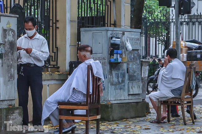 Người dân Hà Nội đổ xô đi cắt tóc trước lệnh đóng cửa tiệm ảnh 15