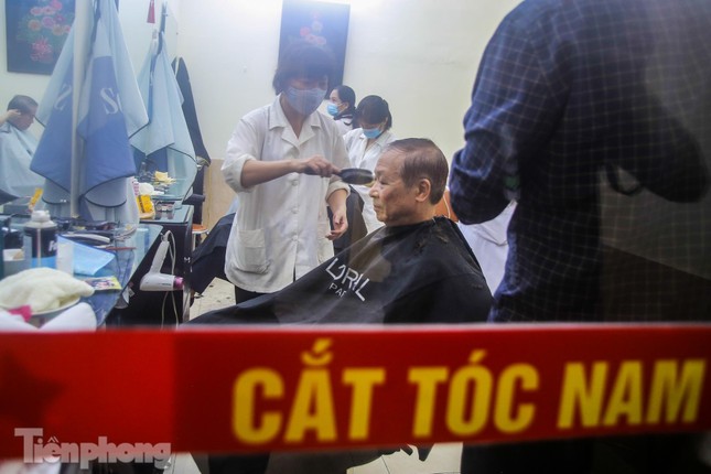 Người dân Hà Nội đổ xô đi cắt tóc trước lệnh đóng cửa tiệm ảnh 4