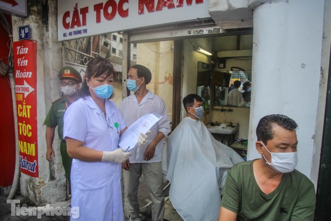 Người dân Hà Nội đổ xô đi cắt tóc trước lệnh đóng cửa tiệm ảnh 7