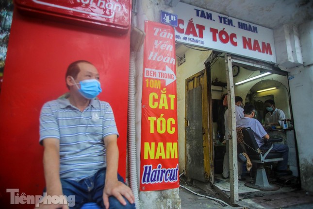 Người dân Hà Nội đổ xô đi cắt tóc trước lệnh đóng cửa tiệm ảnh 10