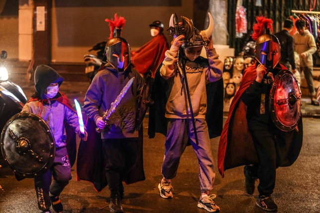 Giới trẻ Hà thành rủ nhau lên phố Hàng Mã lung linh sắc màu dịp Halloween ảnh 10