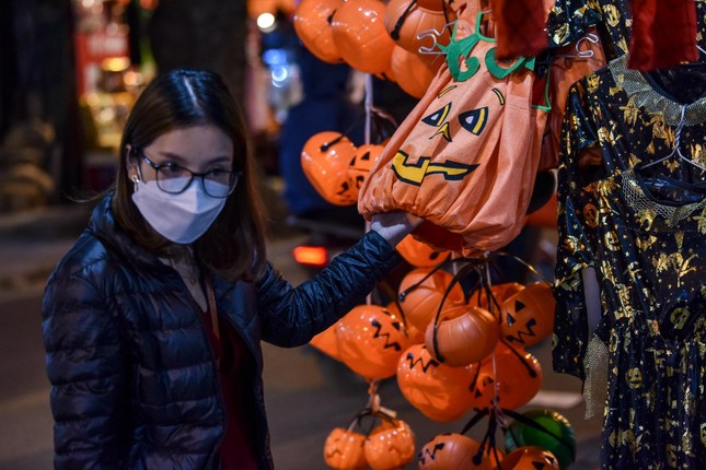 Giới trẻ Hà thành rủ nhau lên phố Hàng Mã lung linh sắc màu dịp Halloween ảnh 11